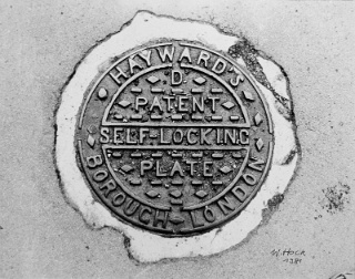 Hayward's Patent Self Locking Plate Borouch London 1981   Photography 30,5 x 24 cm